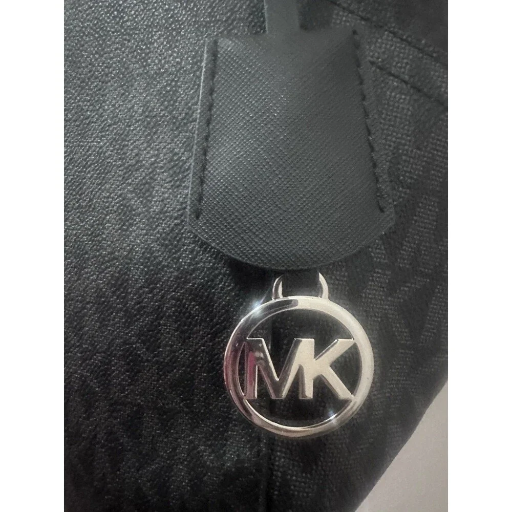Michael Kors Jet Set Travel Large Chain Shoulder Tote in the color black.
